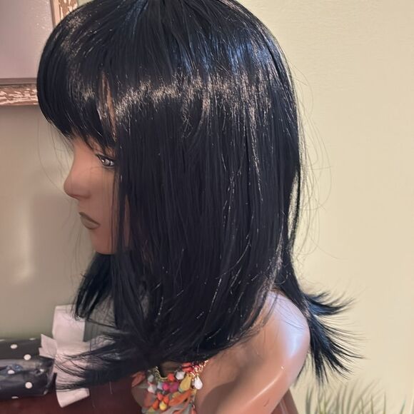 100% heat resistant synthetic wig. Dark dark brown or black?  See photos - Picture 2 of 14